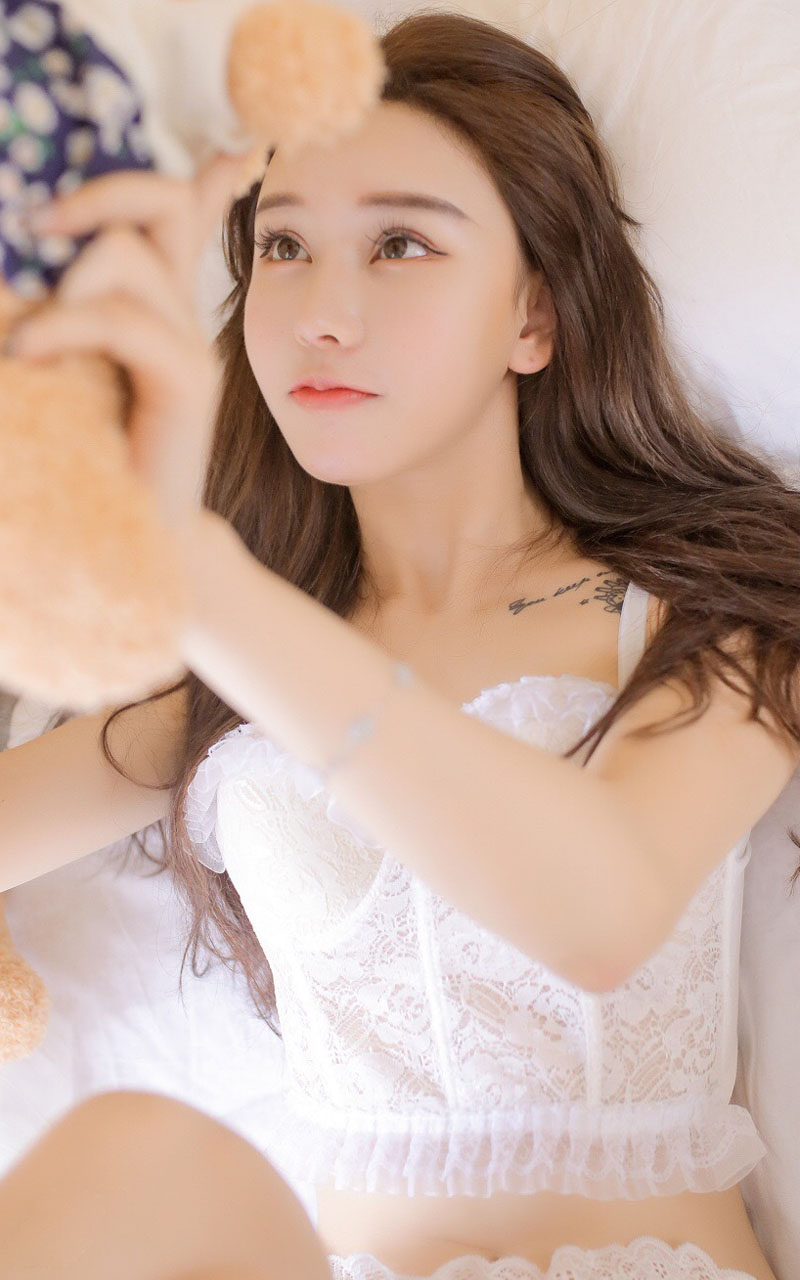 白嫩美女吊带衫性感诱人写真