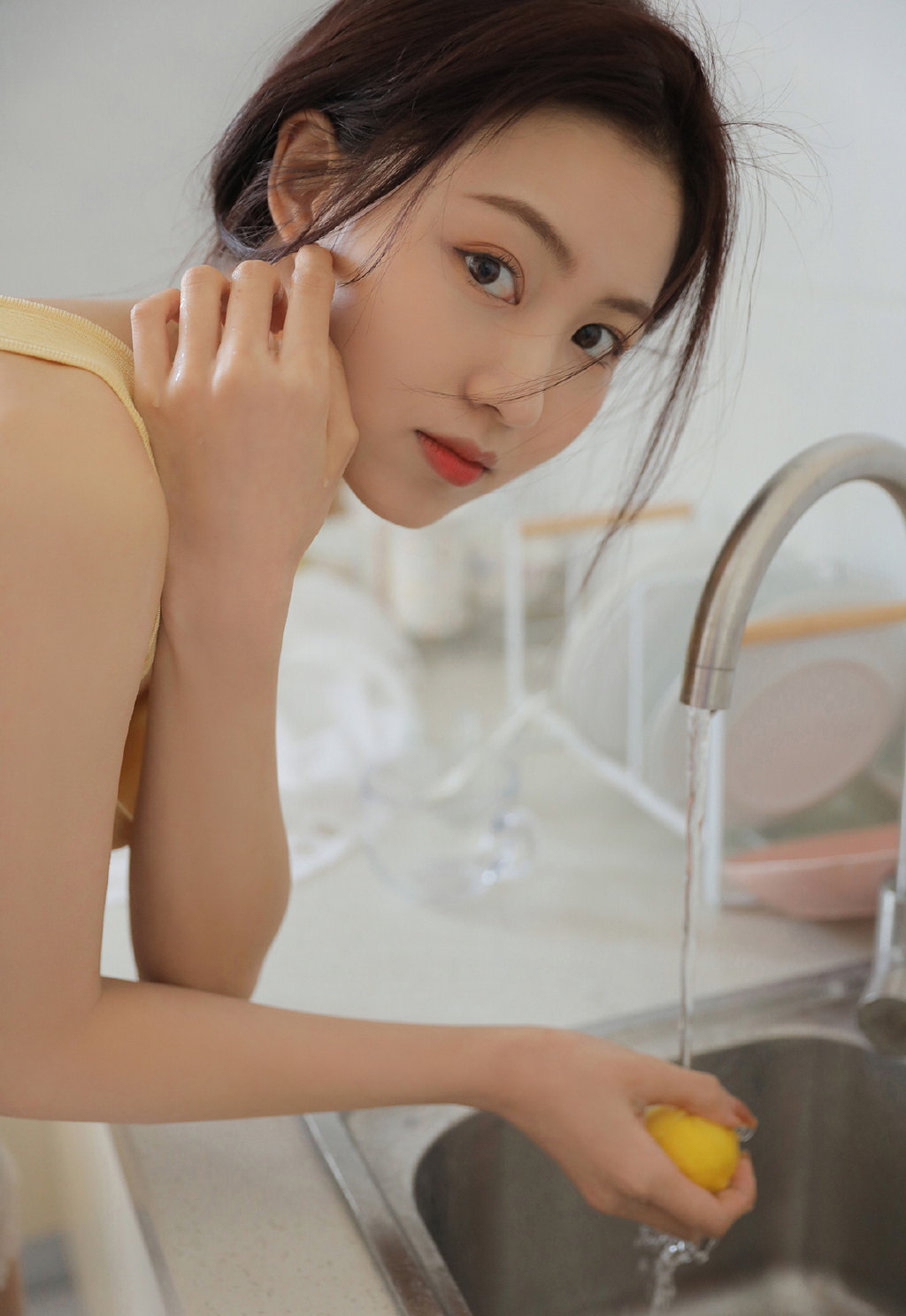 吊带美女厨房美娇娘性感长腿写真