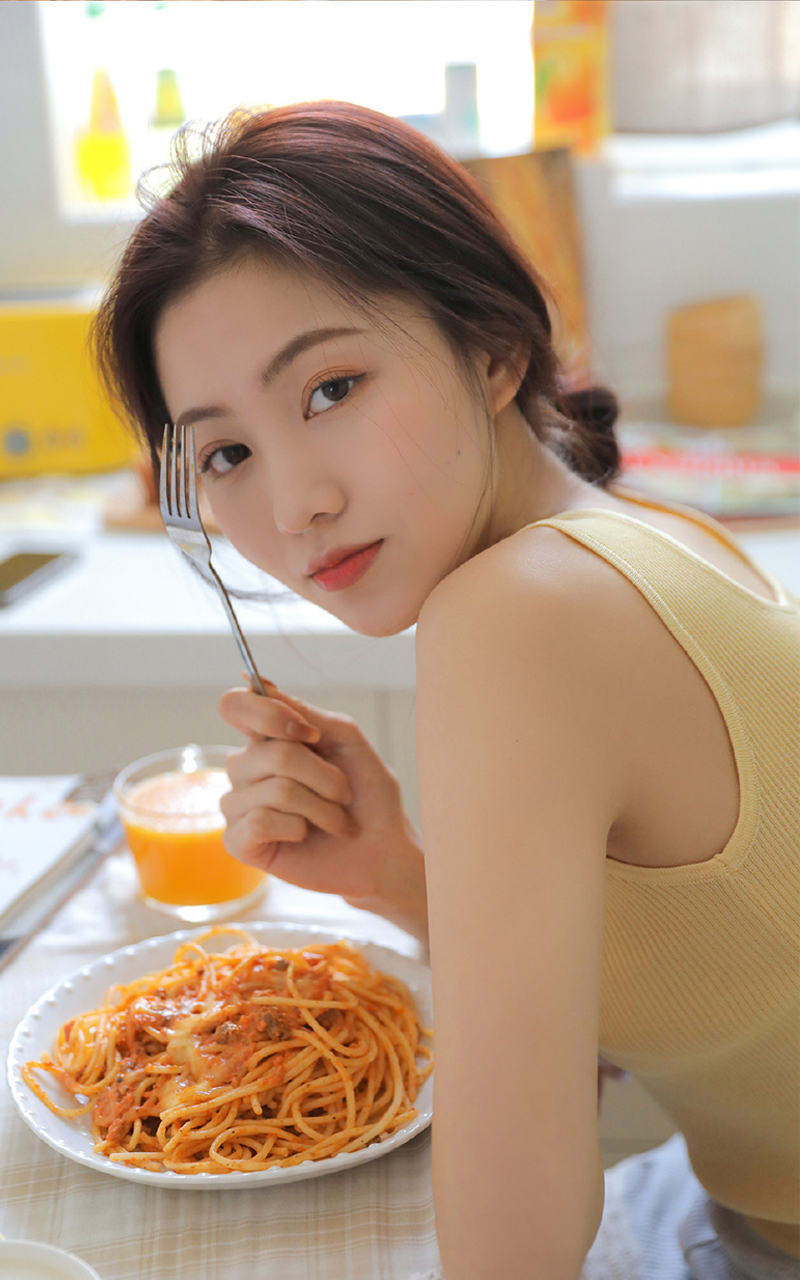 吊带美女厨房美娇娘性感长腿写真