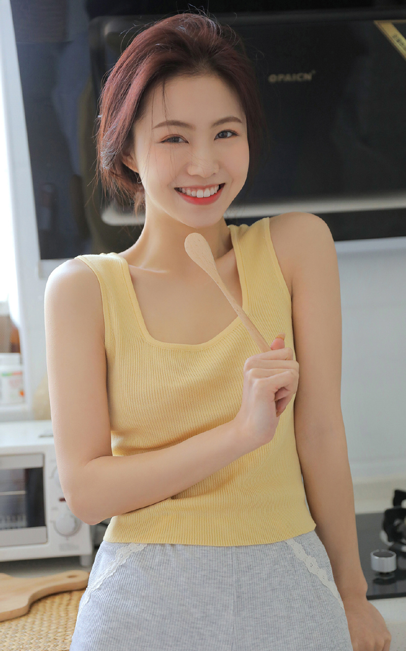 吊带美女厨房美娇娘性感长腿写真