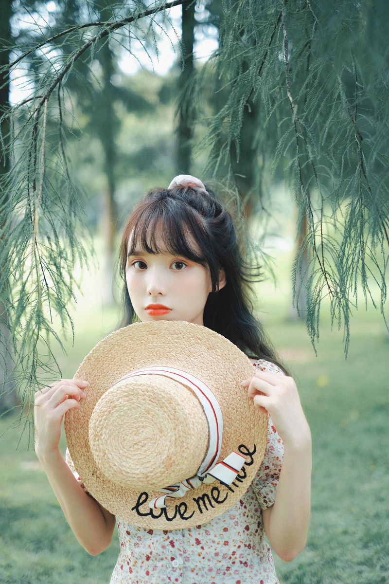 碎花裙美女性感白嫩皮肤唯美户外写真图片