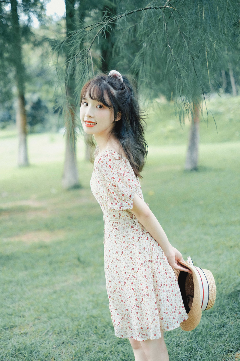 碎花裙美女性感白嫩皮肤唯美户外写真图片