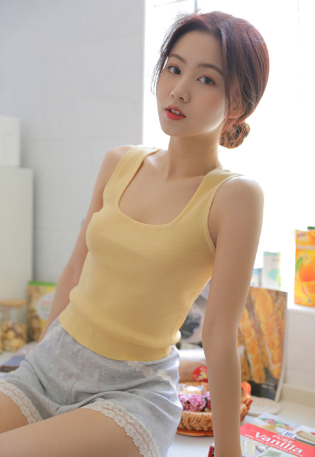 吊带美女厨房美娇娘性感长腿写真