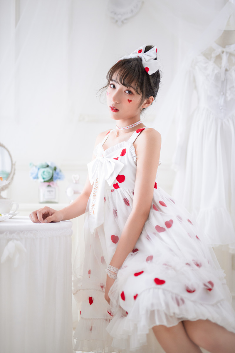 甜心萝莉美眉吊带裙性感诱人写真