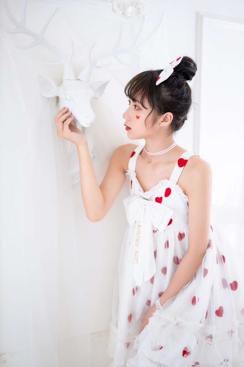 甜心萝莉美眉吊带裙性感诱人写真