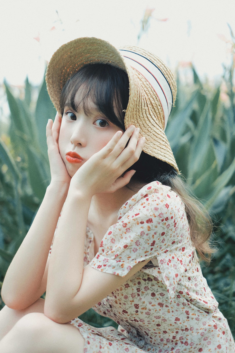 碎花裙美女性感白嫩皮肤唯美户外写真图片