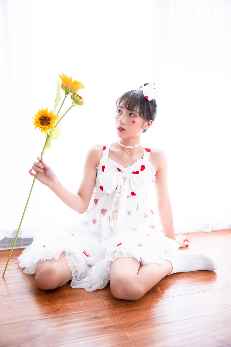 甜心萝莉美眉吊带裙性感诱人写真