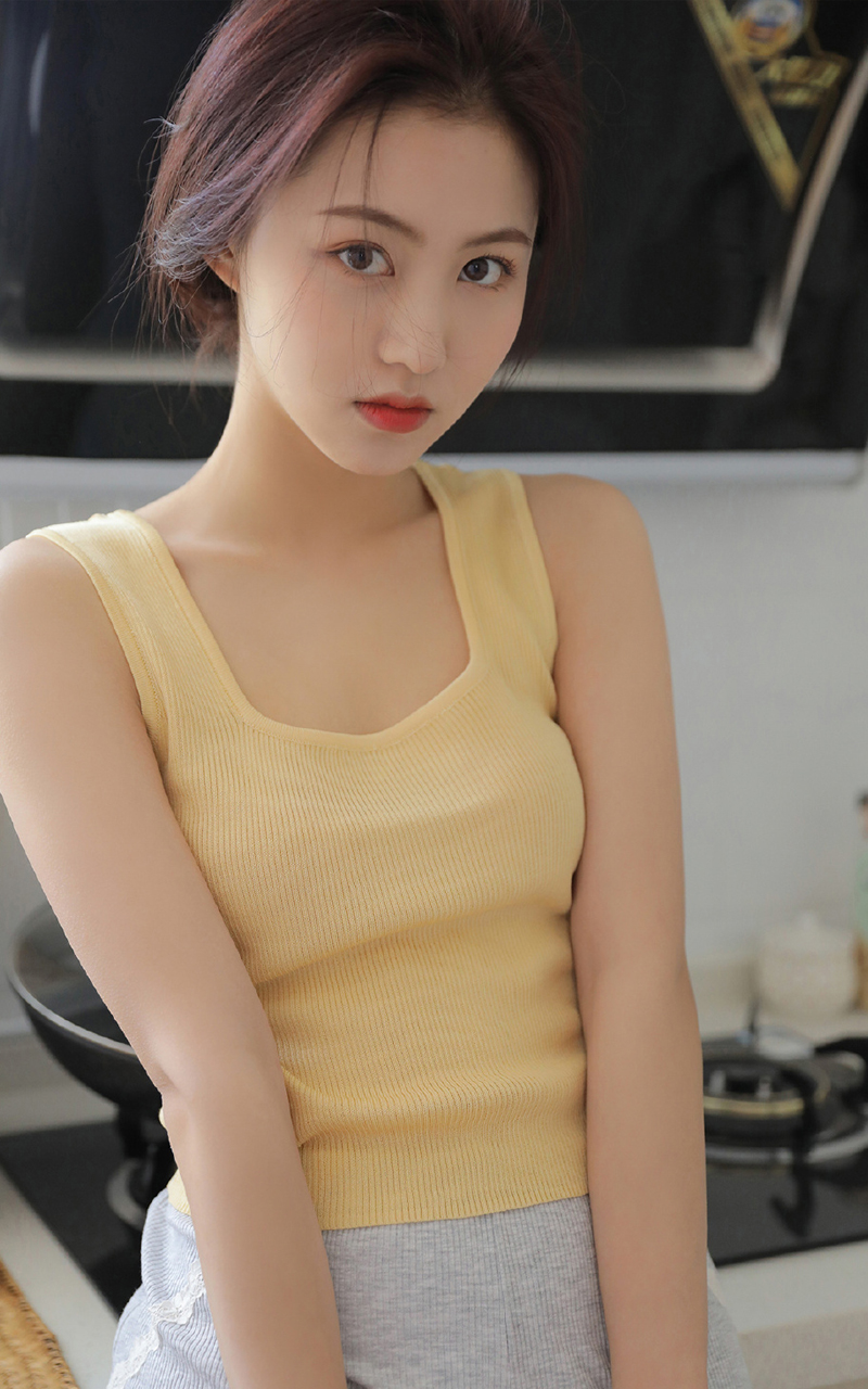 吊带美女厨房美娇娘性感长腿写真