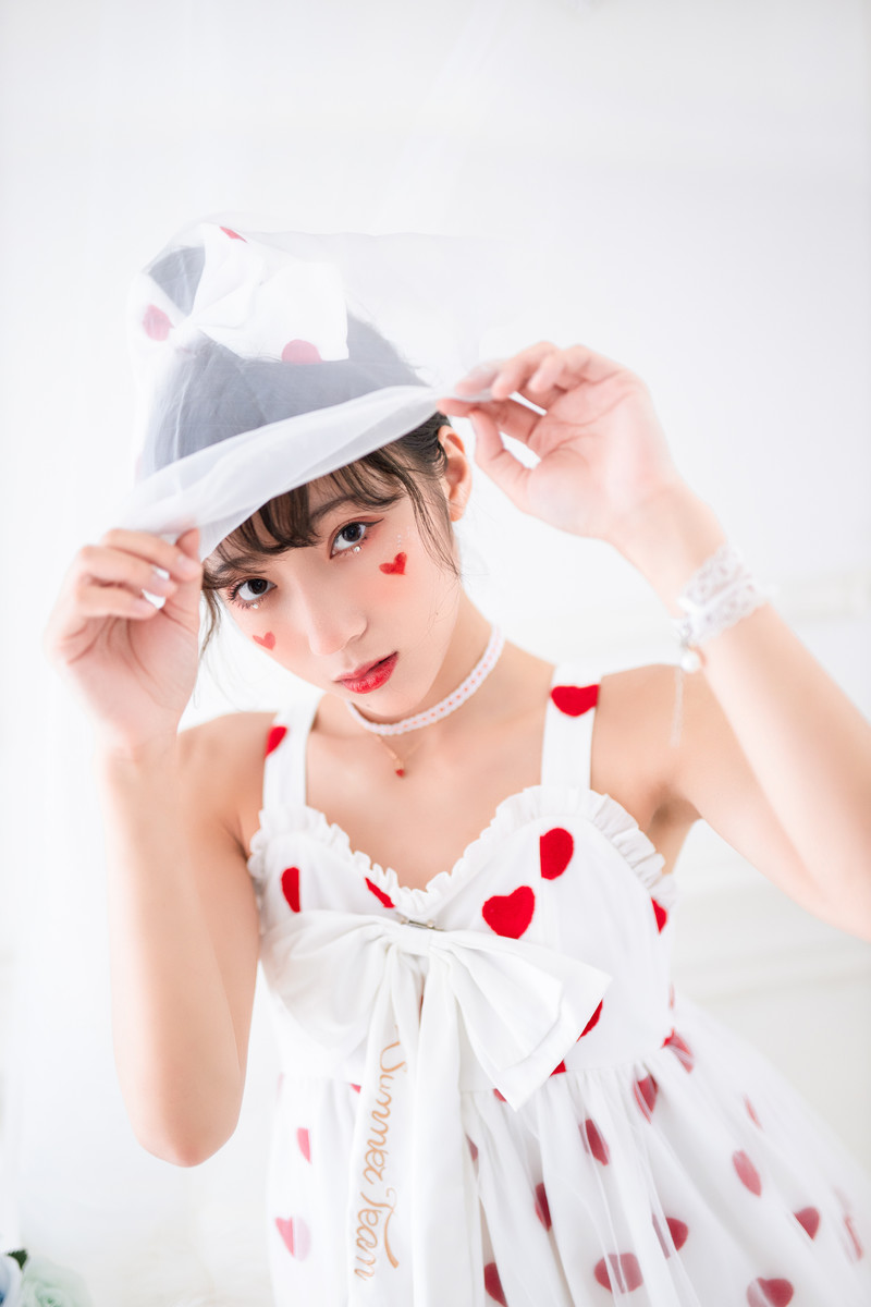 甜心萝莉美眉吊带裙性感诱人写真