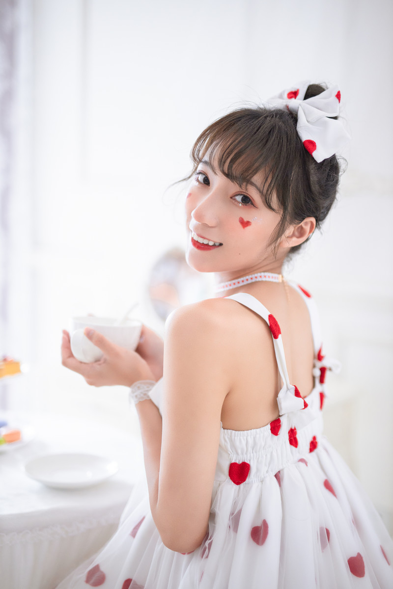 甜心萝莉美眉吊带裙性感诱人写真