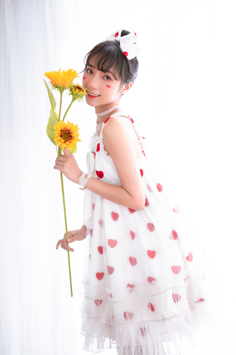 甜心萝莉美眉吊带裙性感诱人写真