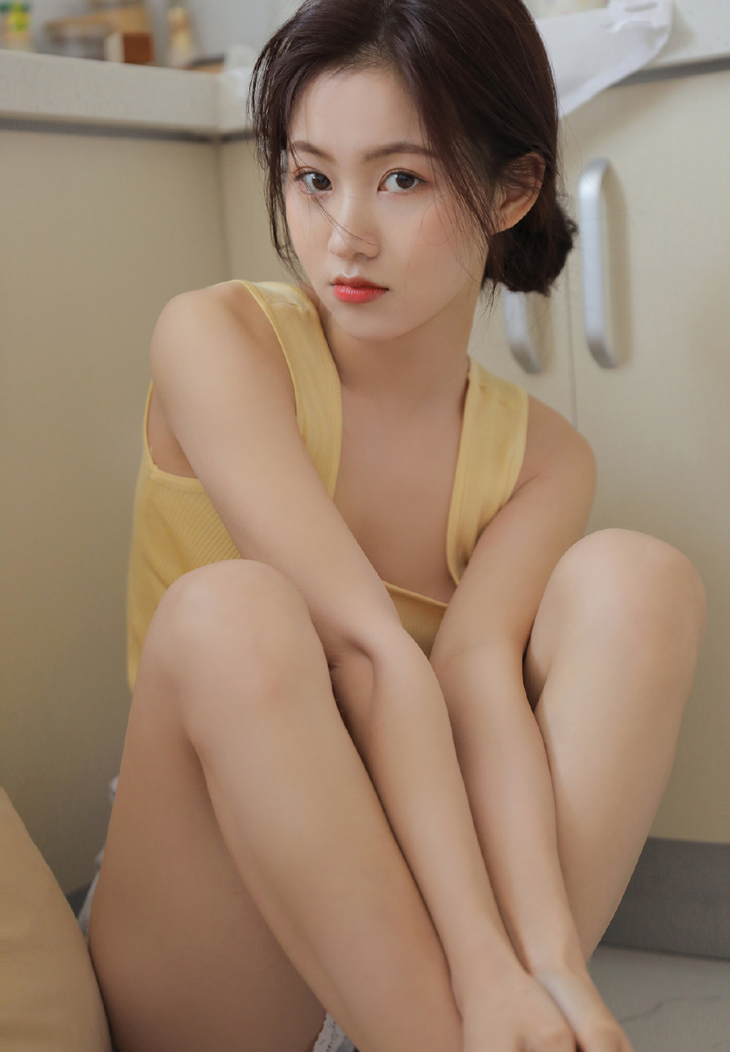 吊带美女厨房美娇娘性感长腿写真