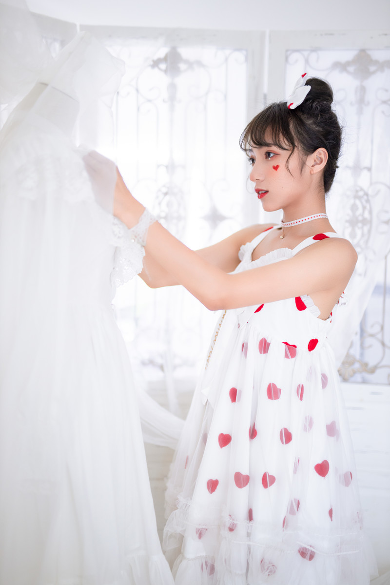 甜心萝莉美眉吊带裙性感诱人写真