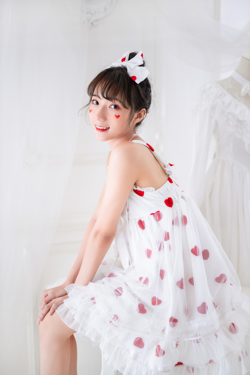 甜心萝莉美眉吊带裙性感诱人写真