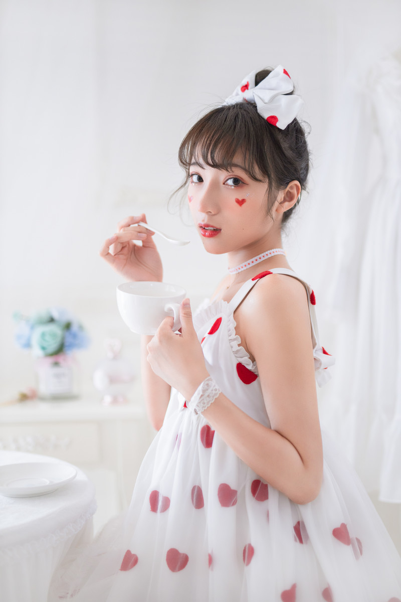 甜心萝莉美眉吊带裙性感诱人写真
