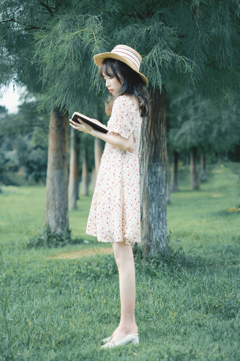 碎花裙美女性感白嫩皮肤唯美户外写真图片