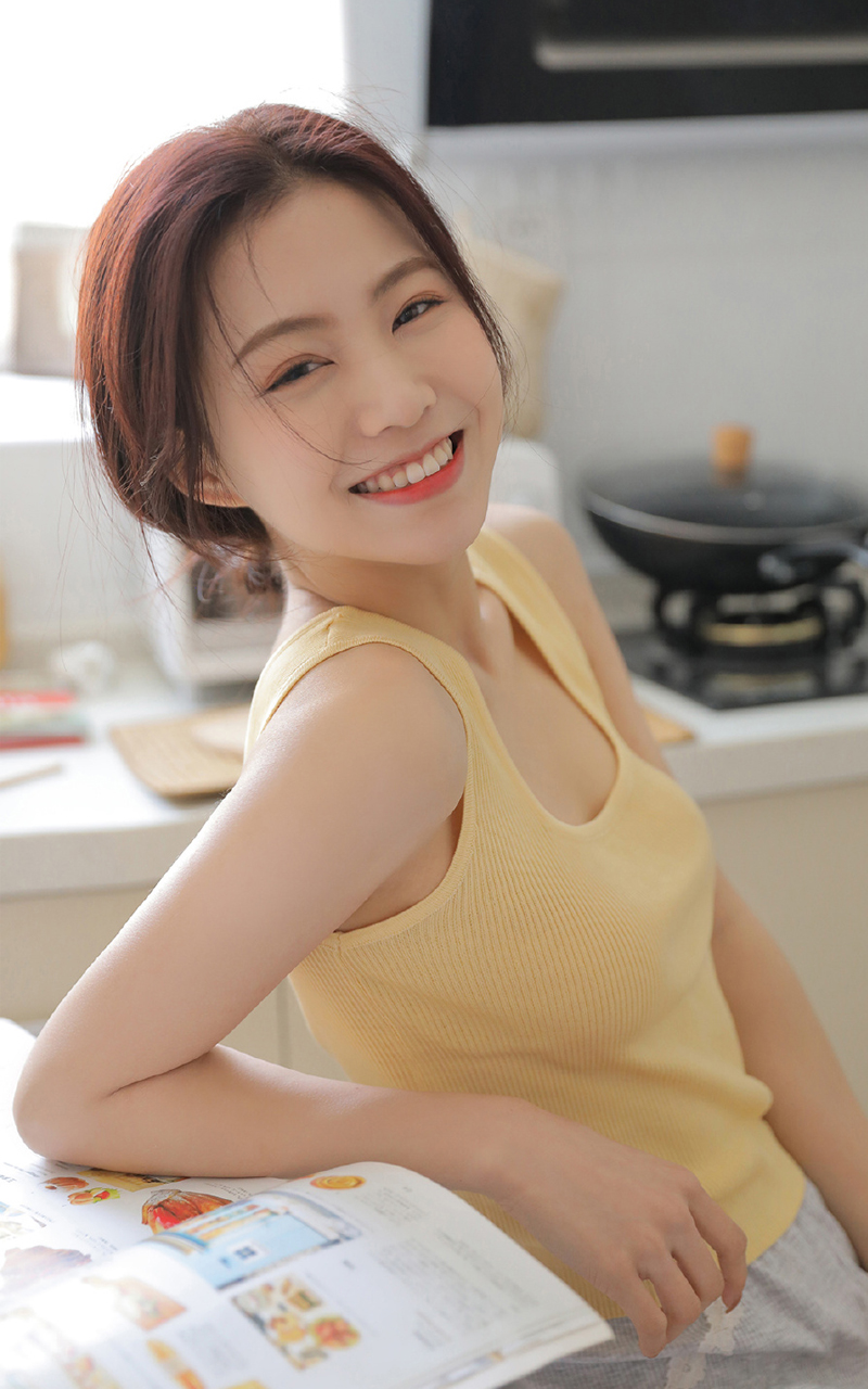 吊带美女厨房美娇娘性感长腿写真