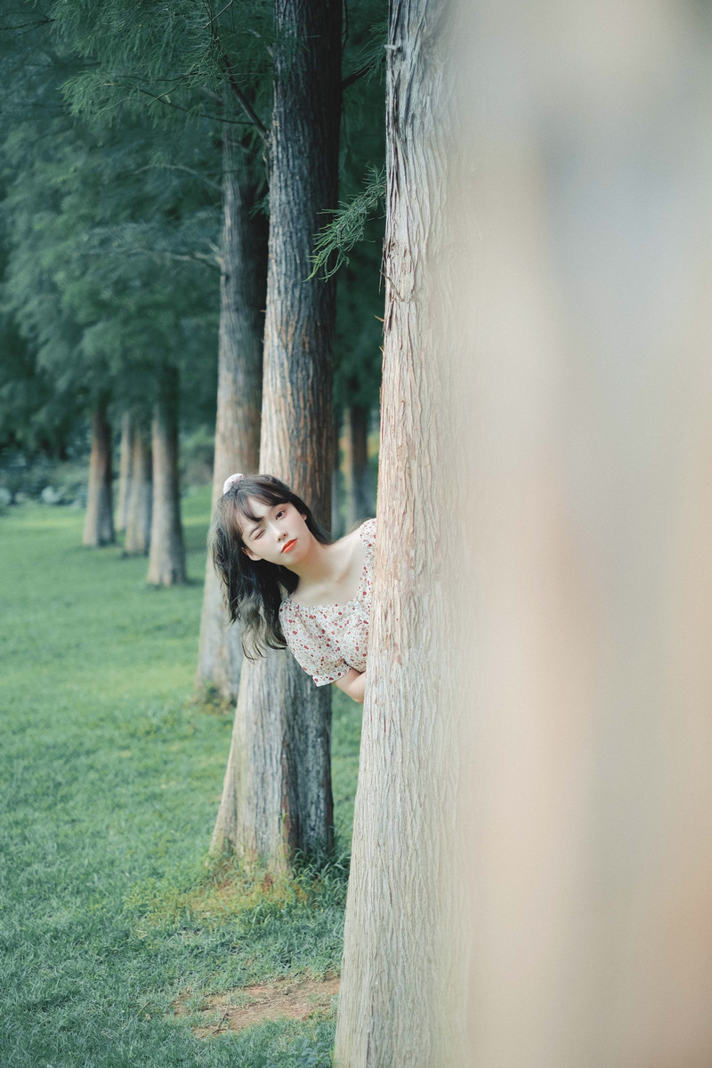 碎花裙美女性感白嫩皮肤唯美户外写真图片