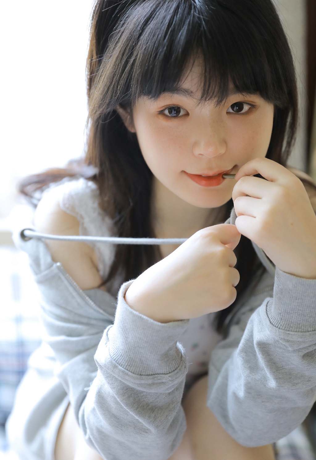 气质甜美美女白皙美腿写真图片