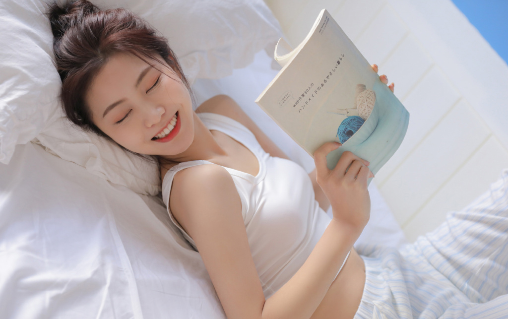清新甜美妹子背心小短裤性感私房大片