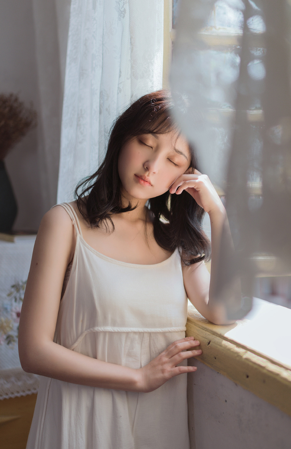 吊带裙美女慵懒迷人性感写真图片