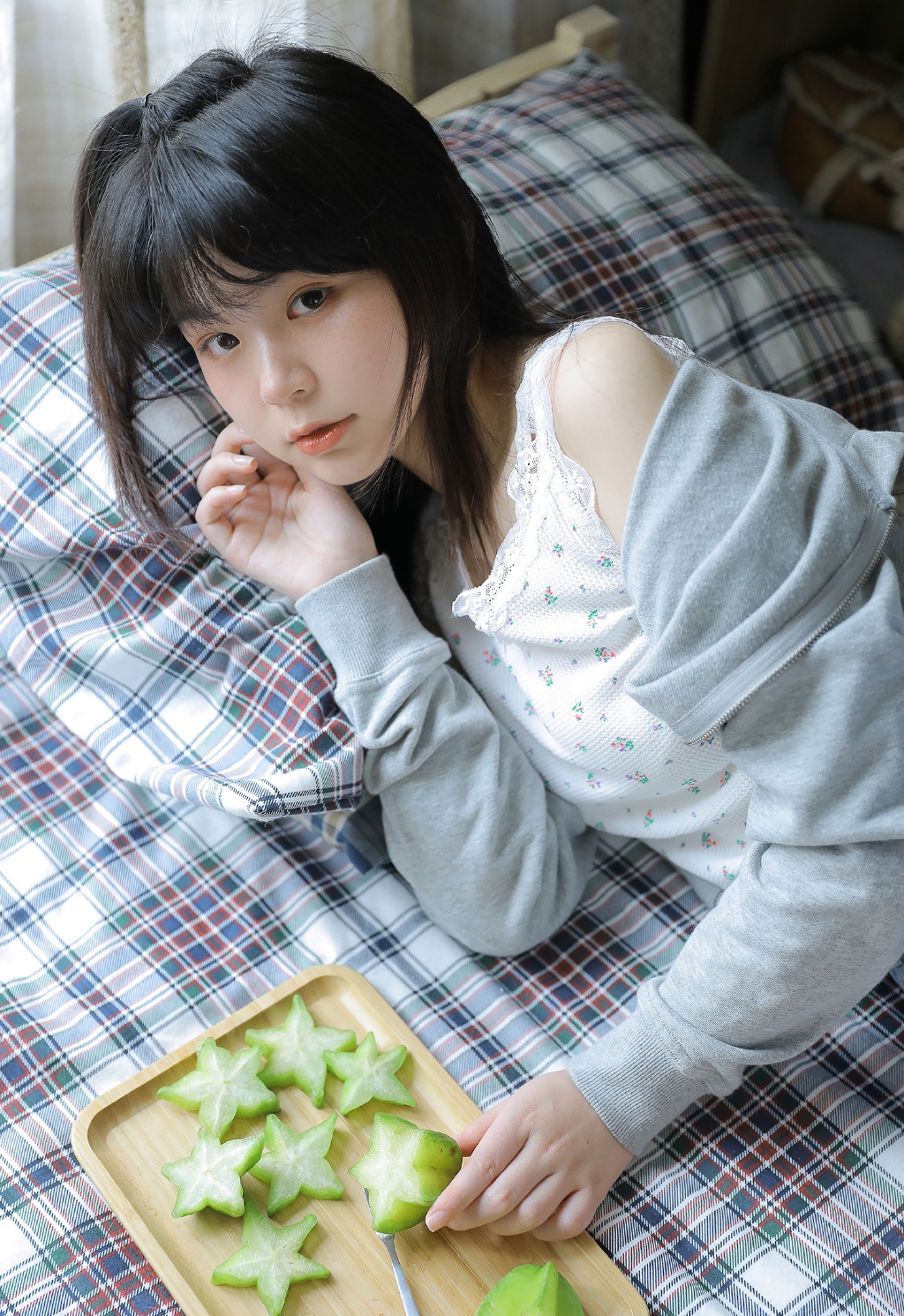 气质甜美美女白皙美腿写真图片