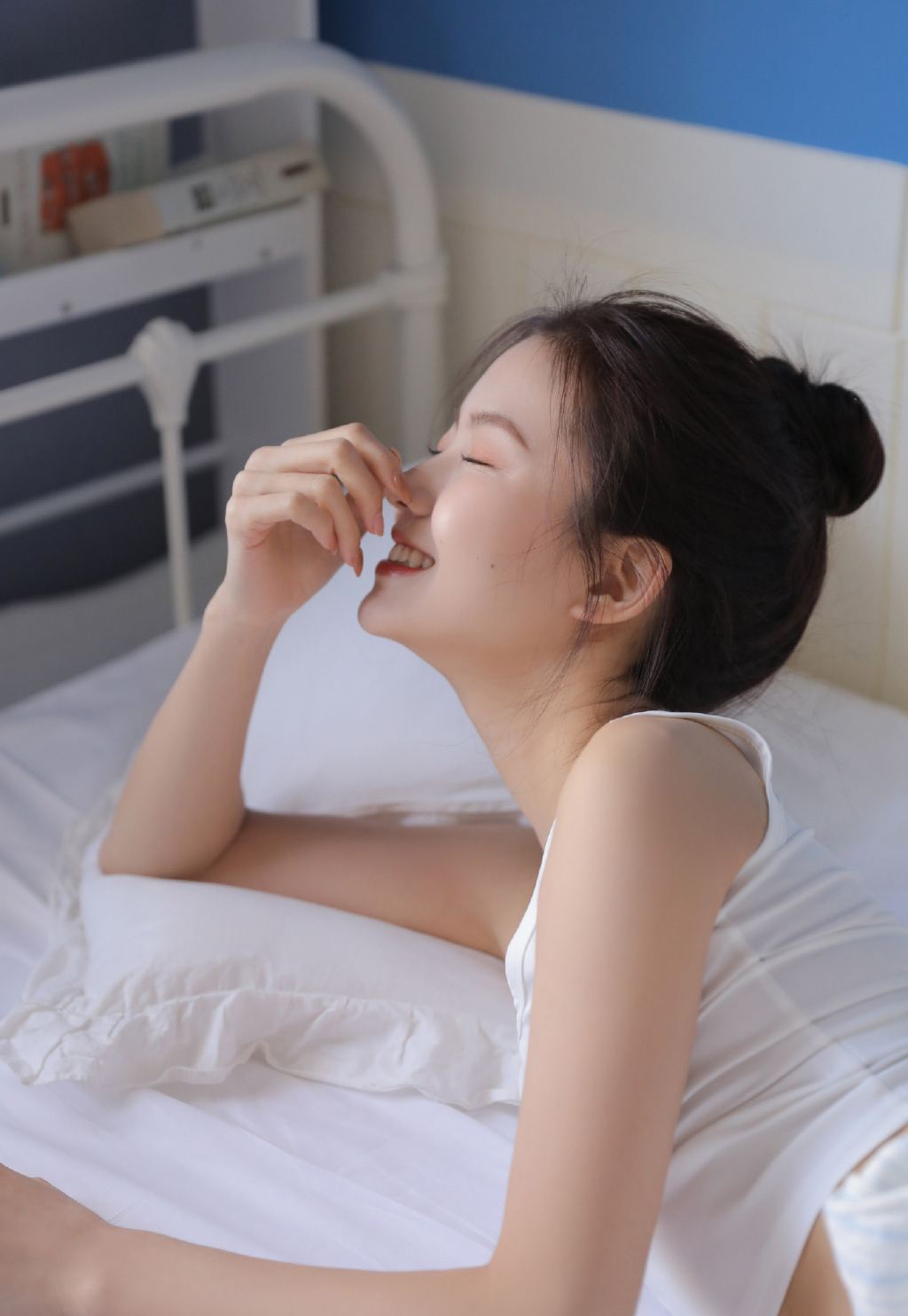 清新甜美妹子背心小短裤性感私房大片