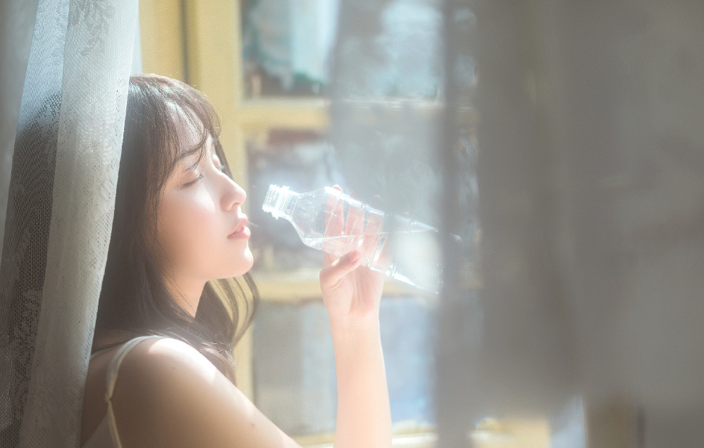 吊带裙美女慵懒迷人性感写真图片