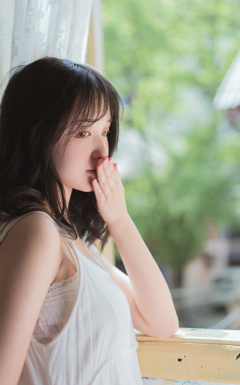 吊带裙美女慵懒迷人性感写真图片