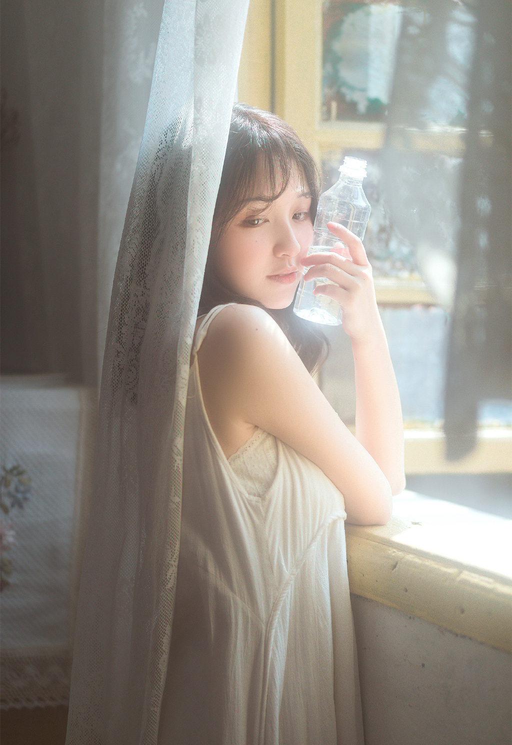 吊带裙美女慵懒迷人性感写真图片
