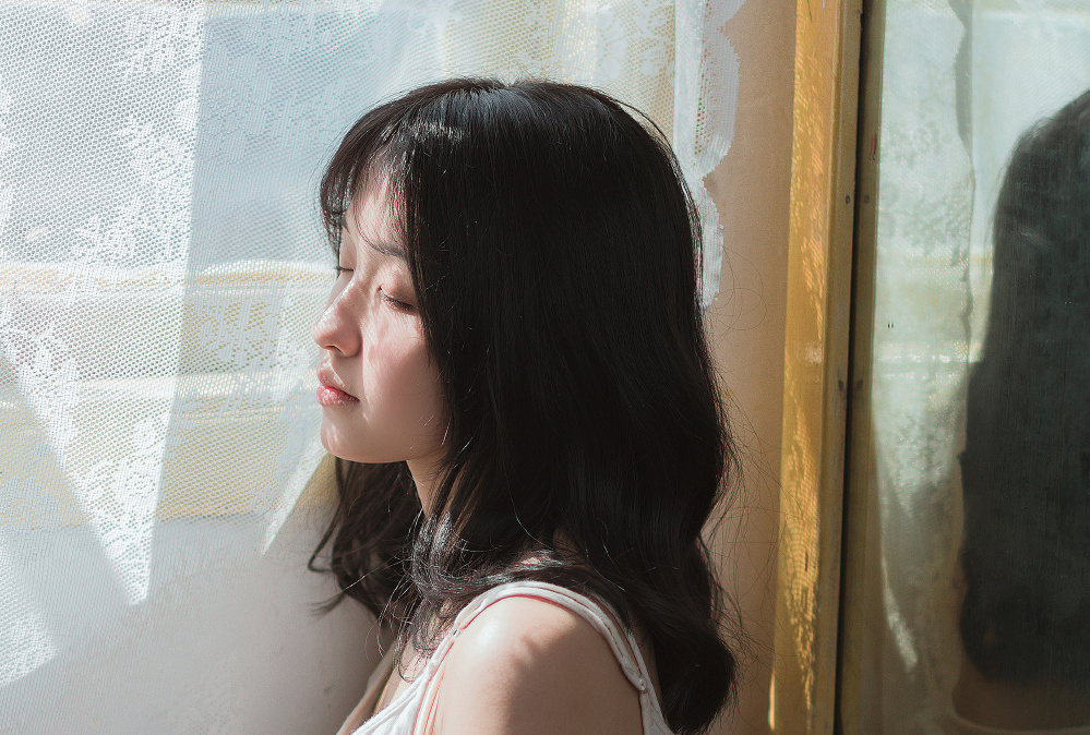 吊带裙美女慵懒迷人性感写真图片