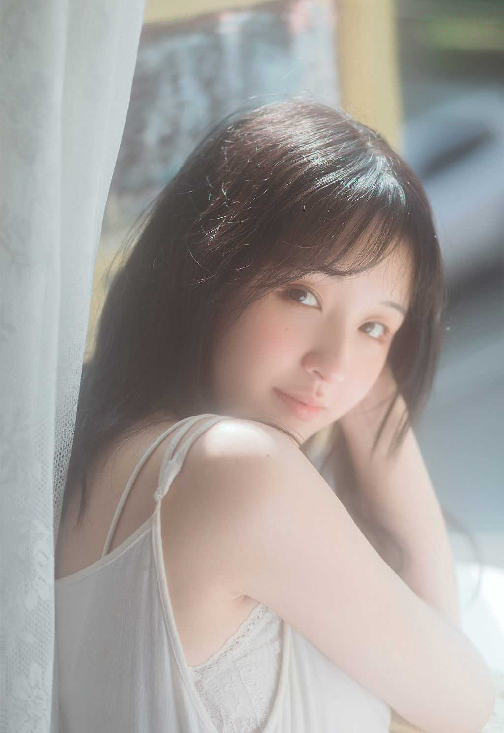吊带裙美女慵懒迷人性感写真图片