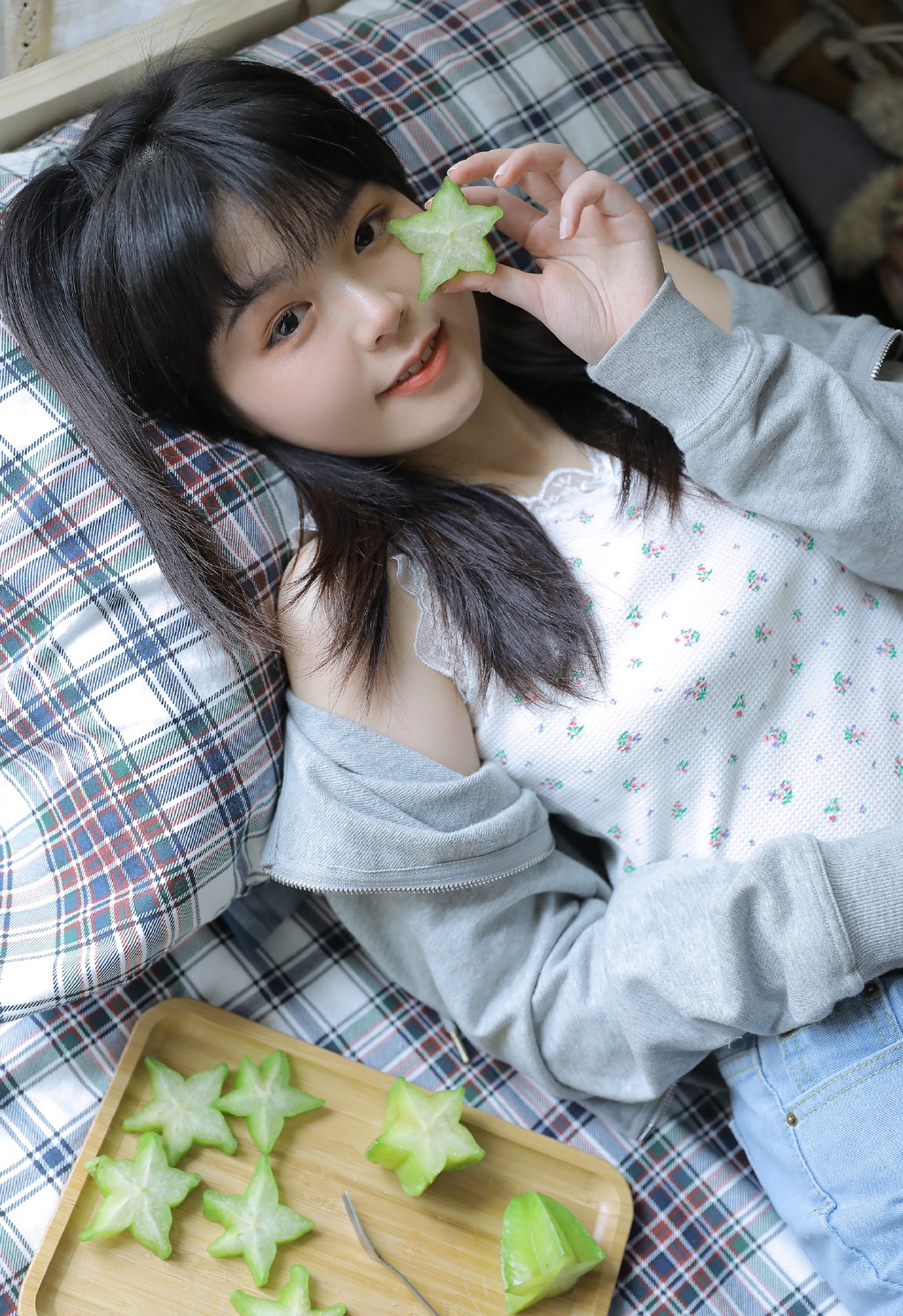 气质甜美美女白皙美腿写真图片