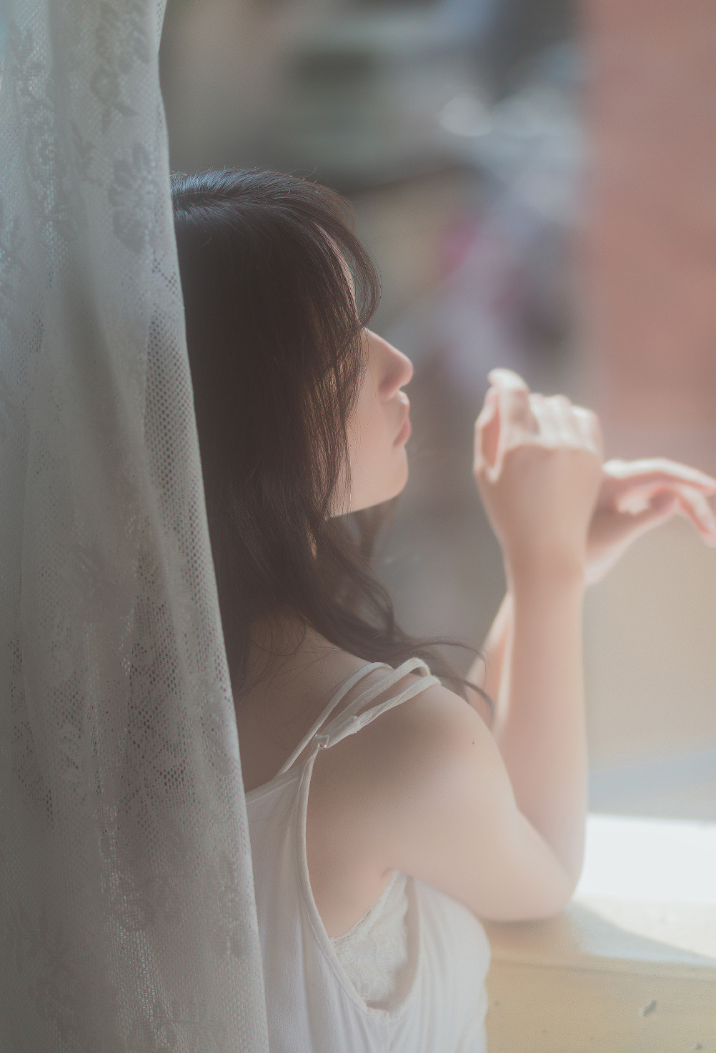 吊带裙美女慵懒迷人性感写真图片