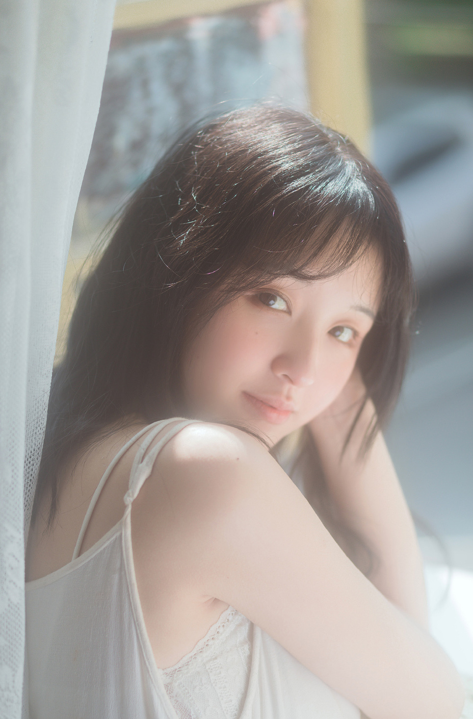 吊带裙美女慵懒迷人性感写真图片