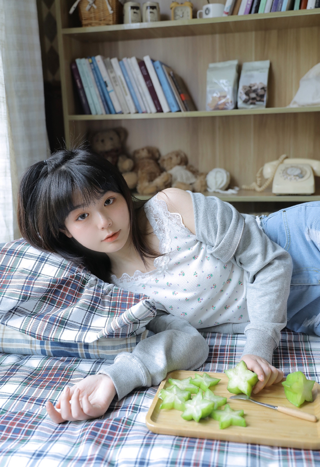 气质甜美美女白皙美腿写真图片