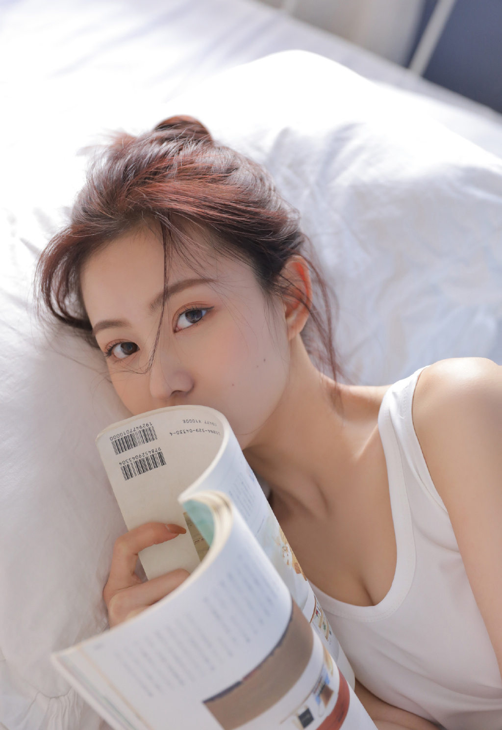 清新甜美妹子背心小短裤性感私房大片