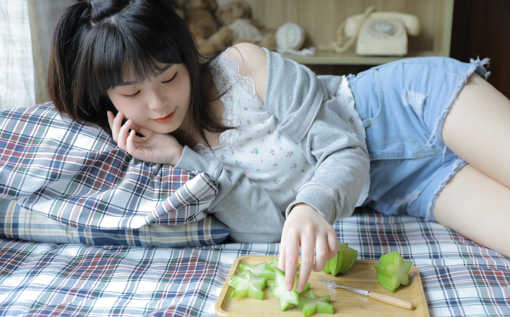 气质甜美美女白皙美腿写真图片