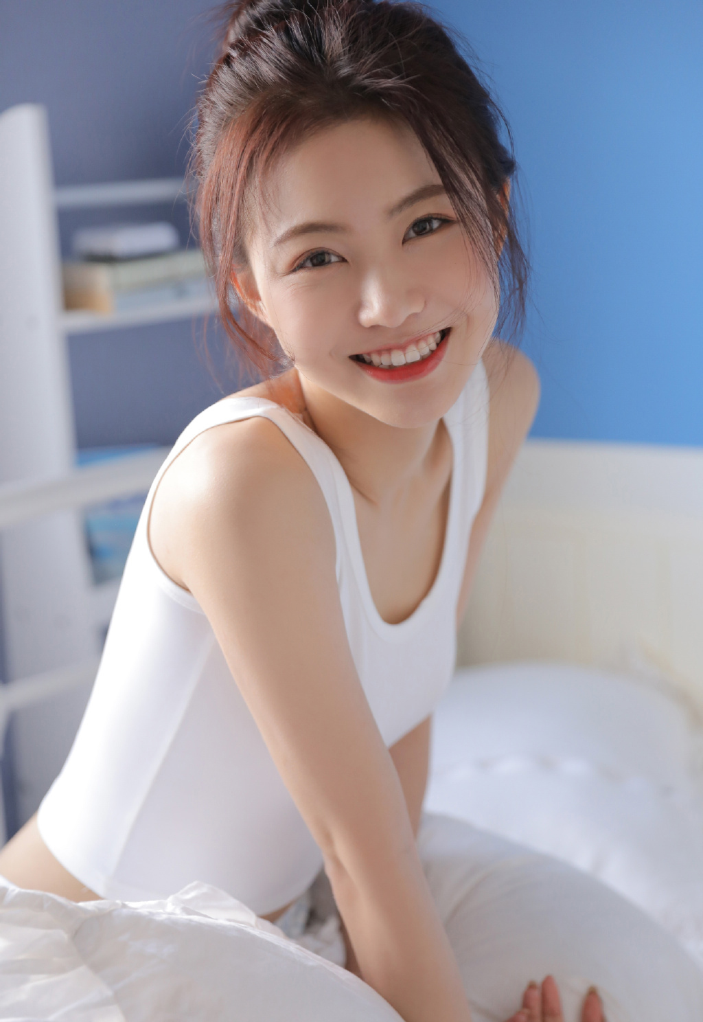 清新甜美妹子背心小短裤性感私房大片