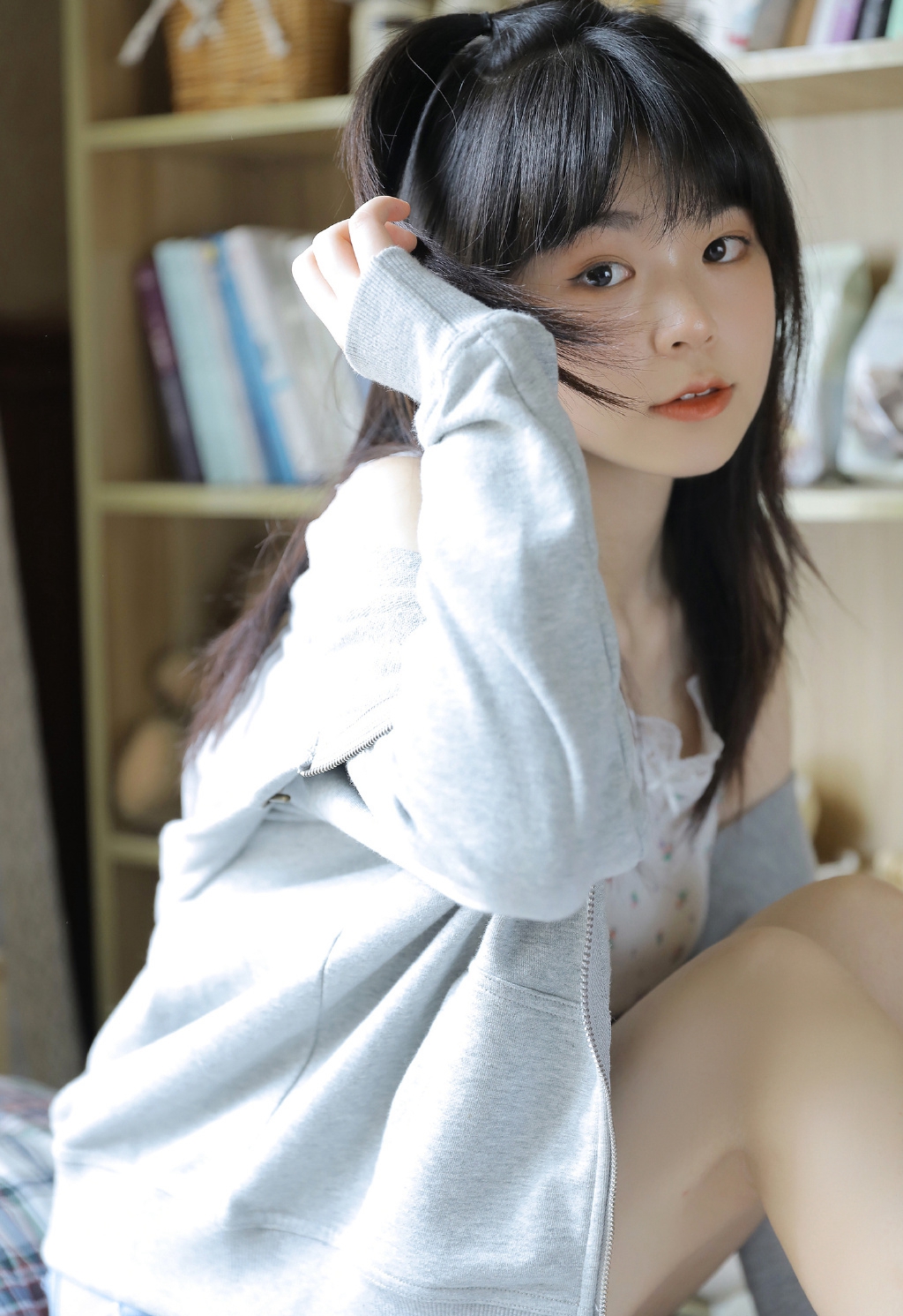 气质甜美美女白皙美腿写真图片