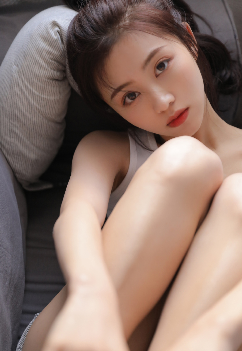 清新甜美妹子背心小短裤性感私房大片