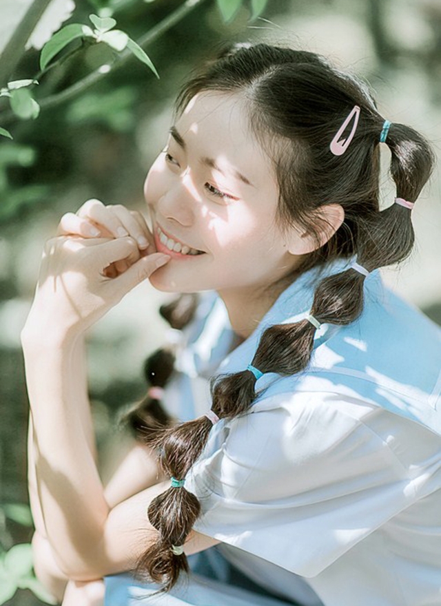 制服美女俏皮可爱个人写真图片