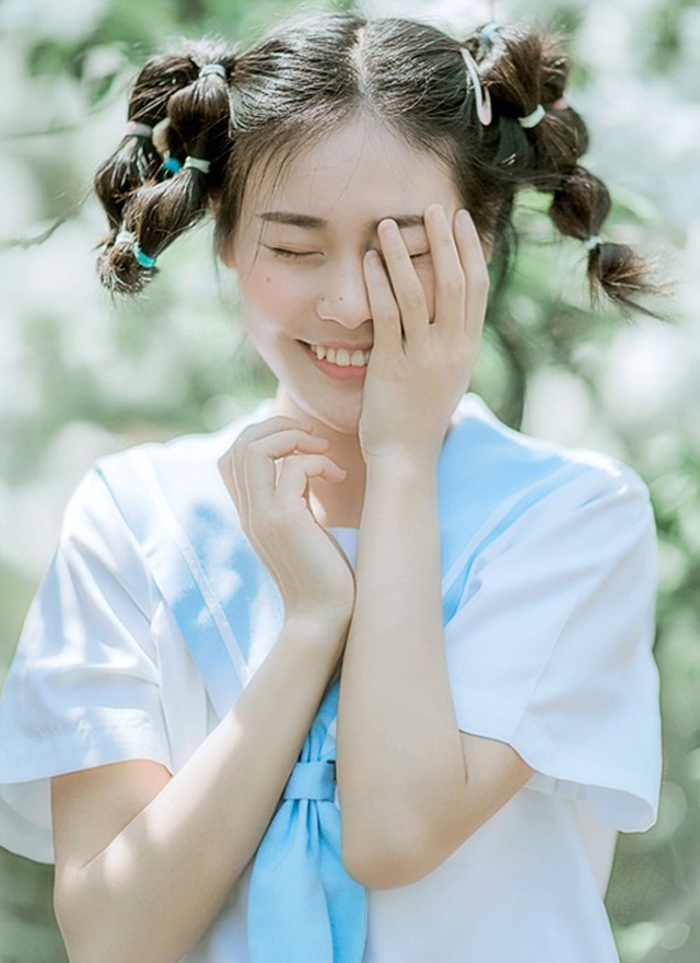 制服美女俏皮可爱个人写真图片