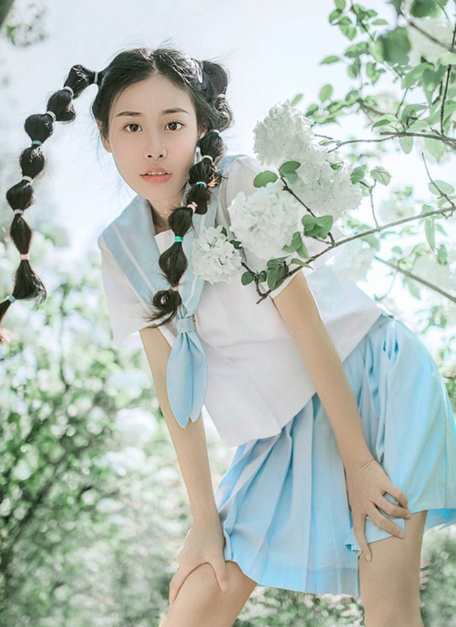 制服美女俏皮可爱个人写真图片