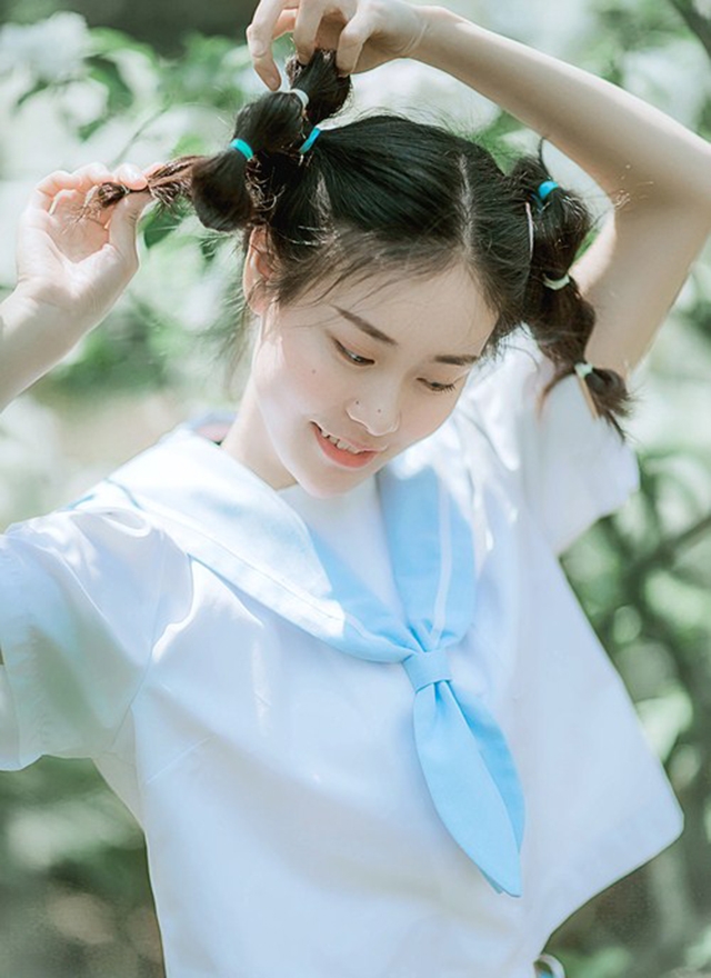 制服美女俏皮可爱个人写真图片