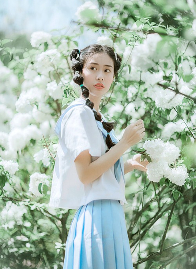 制服美女俏皮可爱个人写真图片
