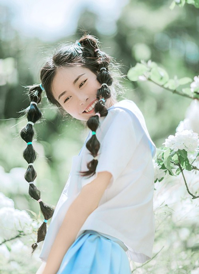 制服美女俏皮可爱个人写真图片