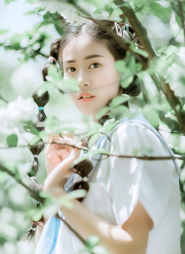制服美女俏皮可爱个人写真图片