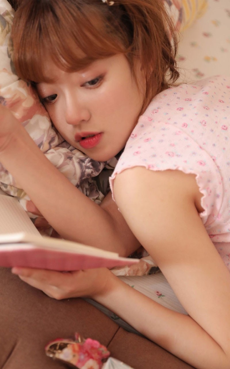 00后软妹美眉大眼朦胧清澈私房照