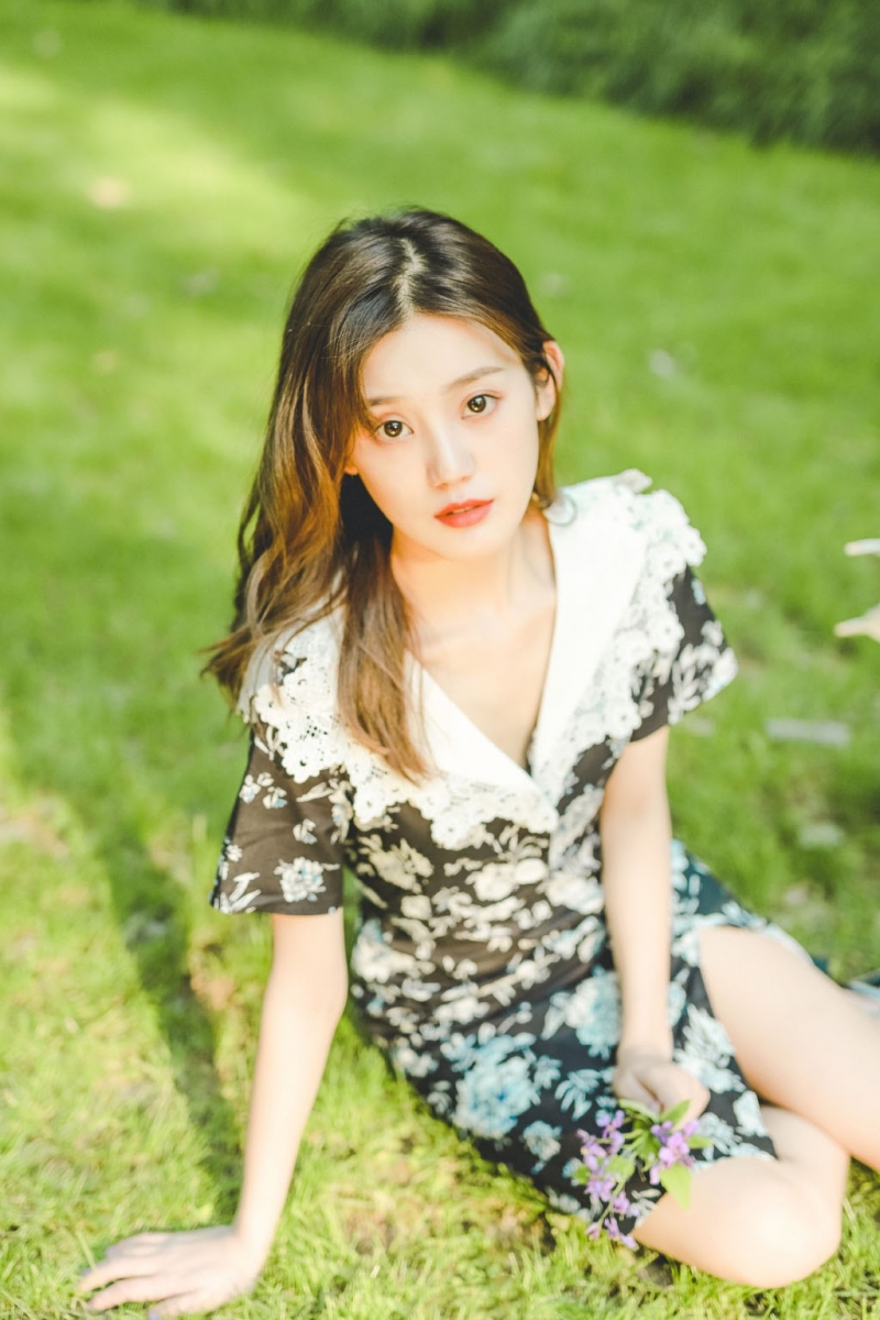 森系美女印花短裙甜美迷人写真